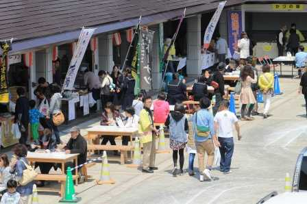 (写真)物産展にて多くの人が立ち寄っている様子