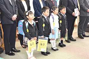 (写真)防犯ブザーをランドセルに付けた新一年生たち
