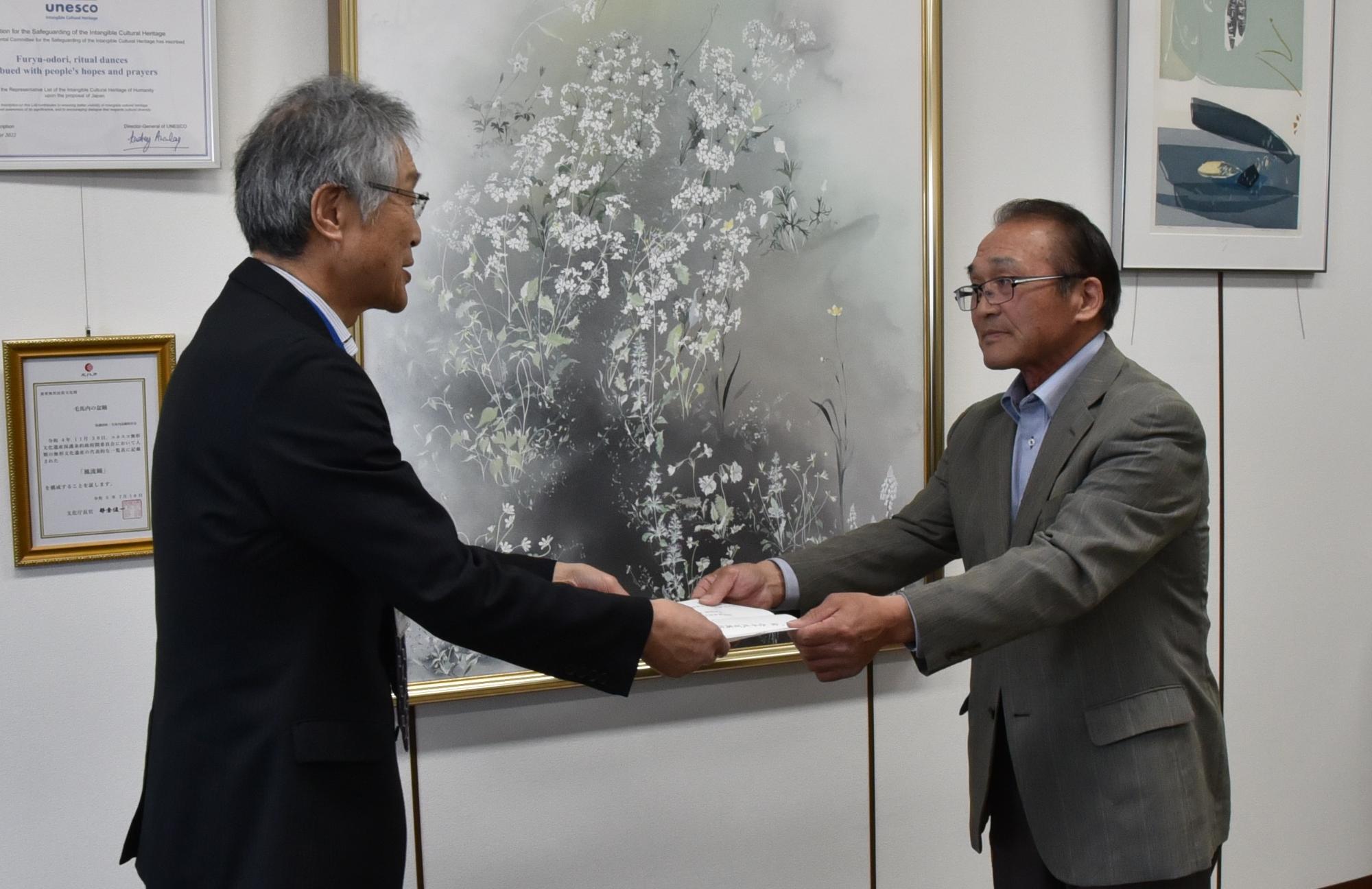 市教育委員会に寄付金寄贈
