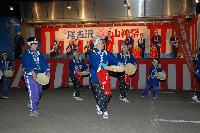 尾去沢山神社祭典にて女性たちが踊りを踊っている写真