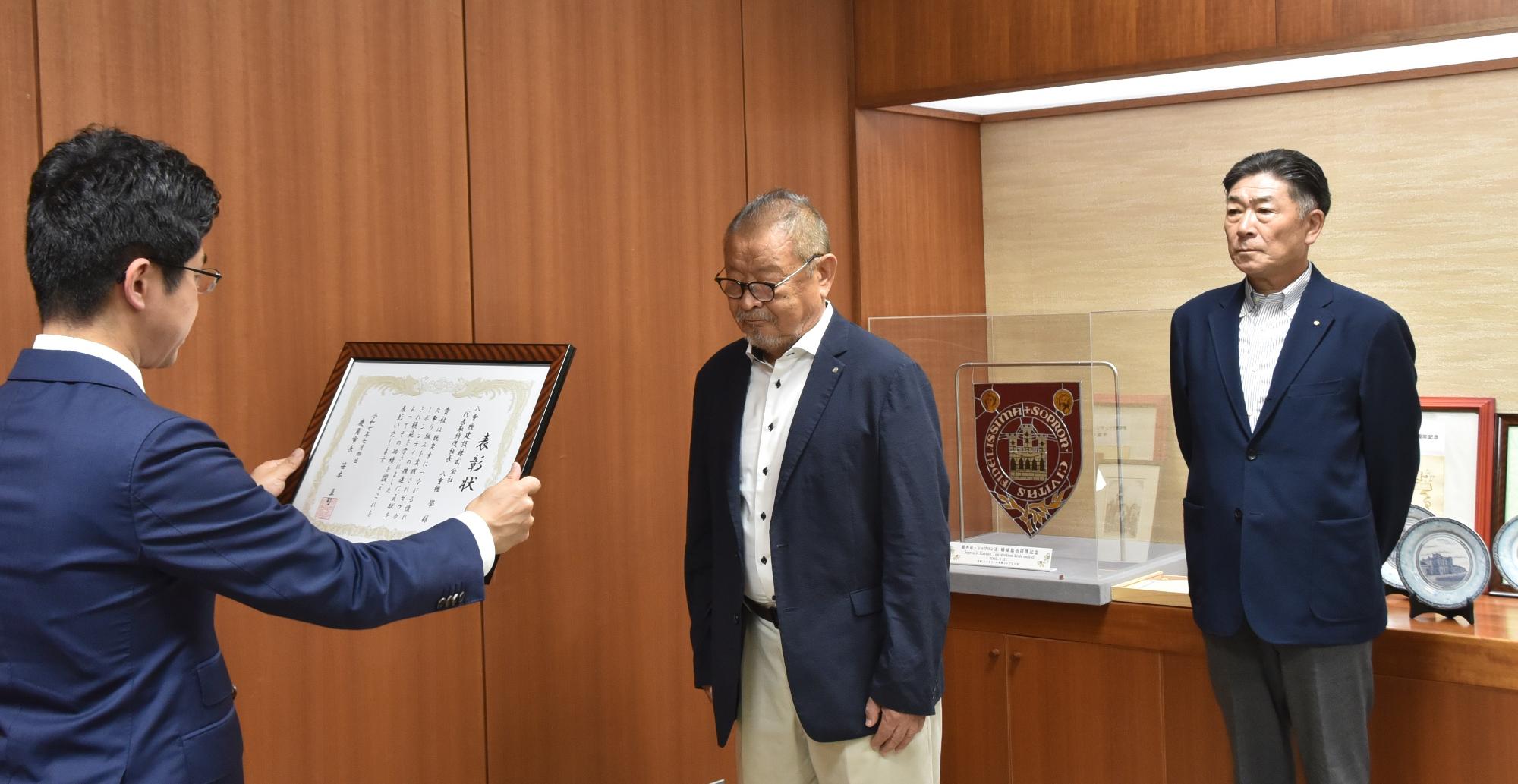 （1）表彰式の様子｜鹿角市脱炭素行動事業者