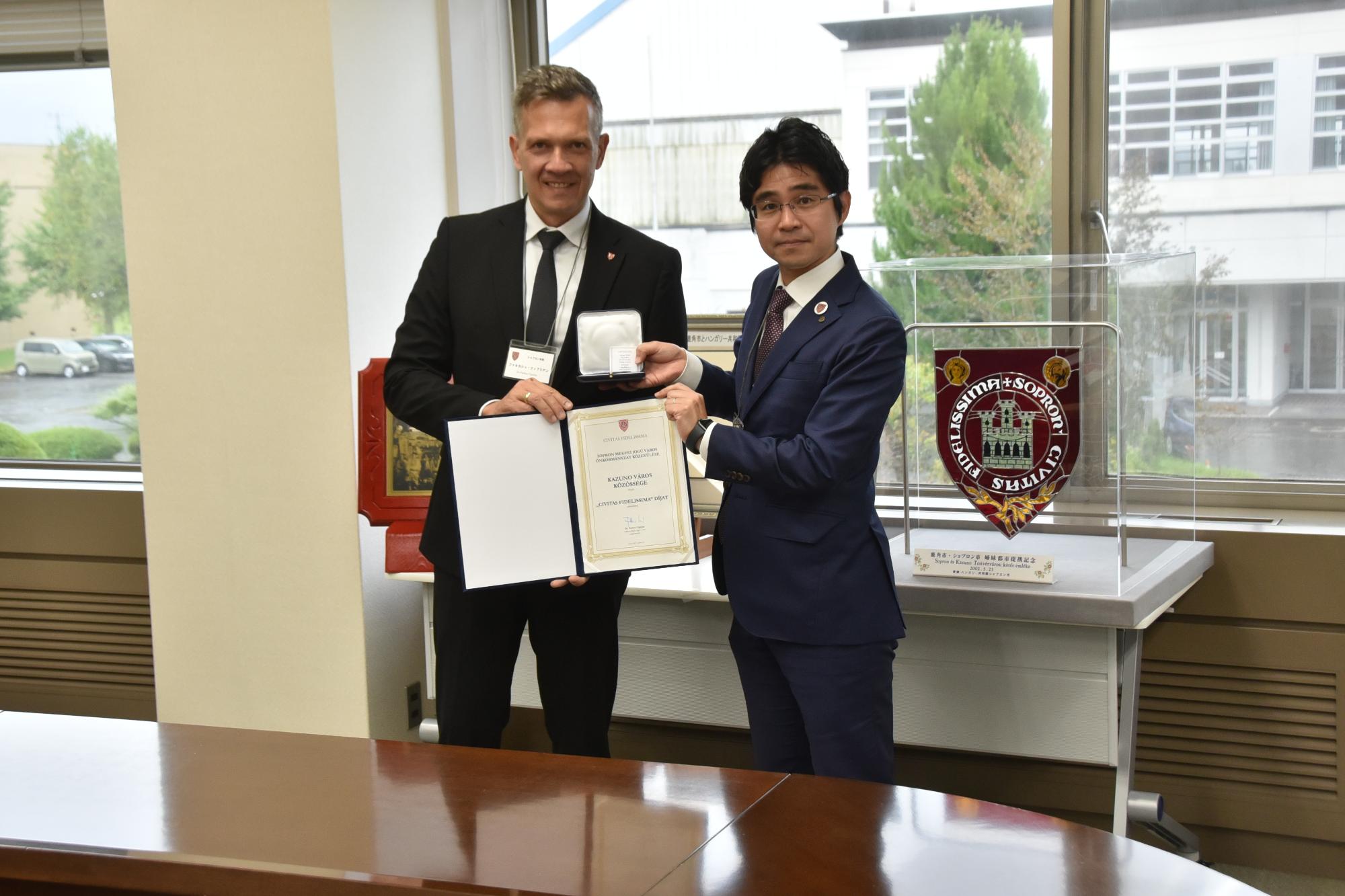 賞状を授与している様子