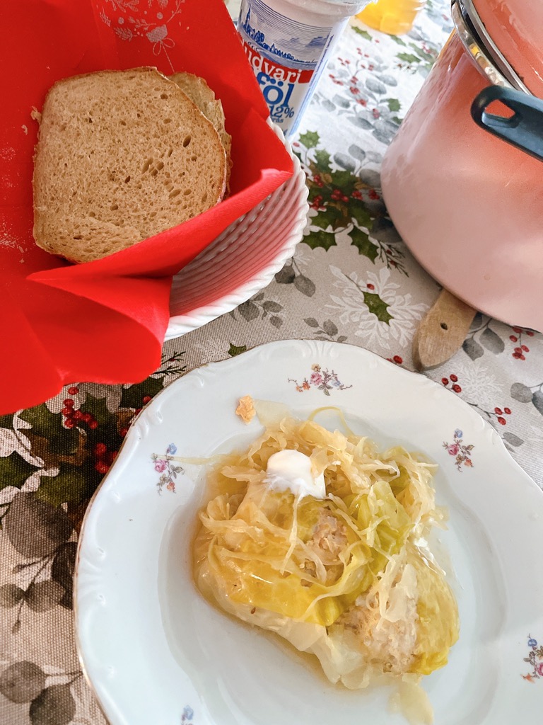 ハンガリー風ロールキャベツである、トゥルトゥットカーポスタ