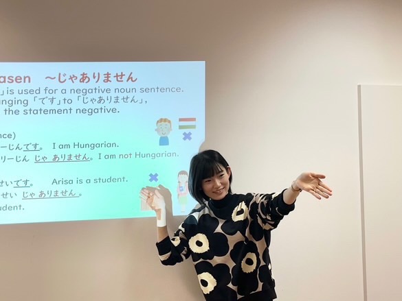 日本語教室で語学指導員が教えている様子