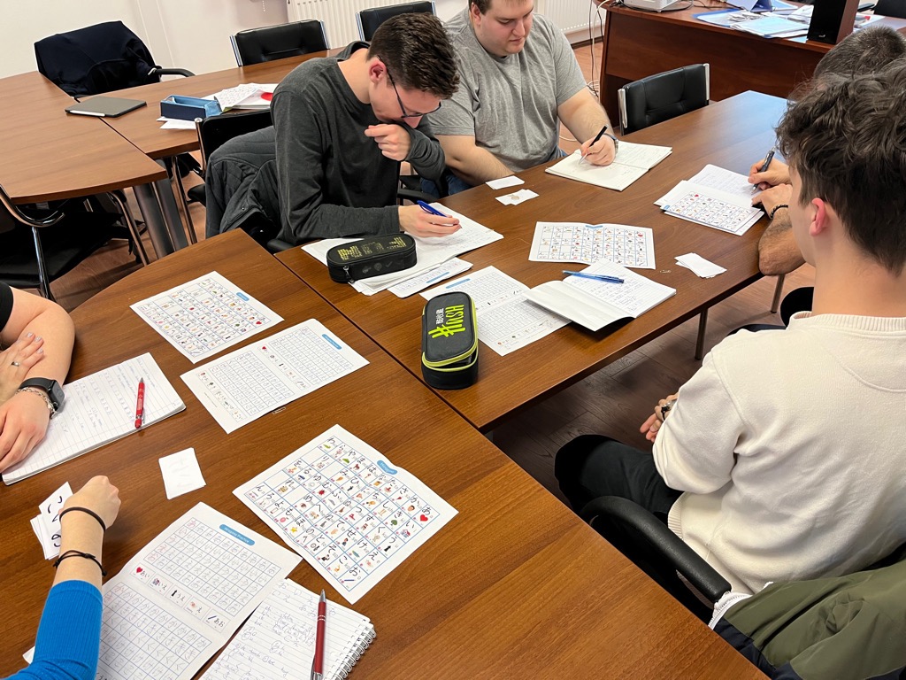 日本語教室で生徒がひらがなの勉強をしている様子