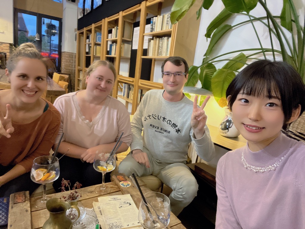 日本語教室の生徒とカフェで優雅な時間を過ごしている様子