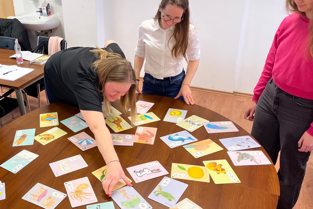 必死にかるたを取っている様子