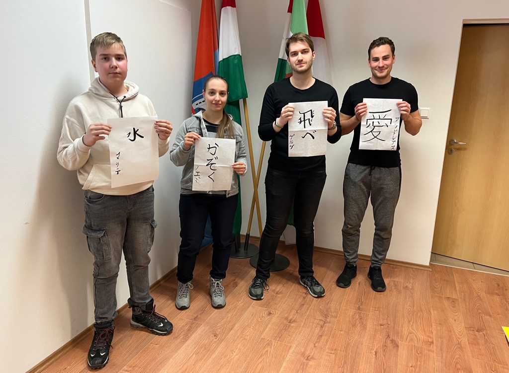 書道の作品 水 かぞく 飛べ 空